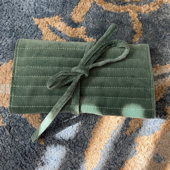 Sézane sage velvet jewelry wrap pouch - Picture 6 of 9
